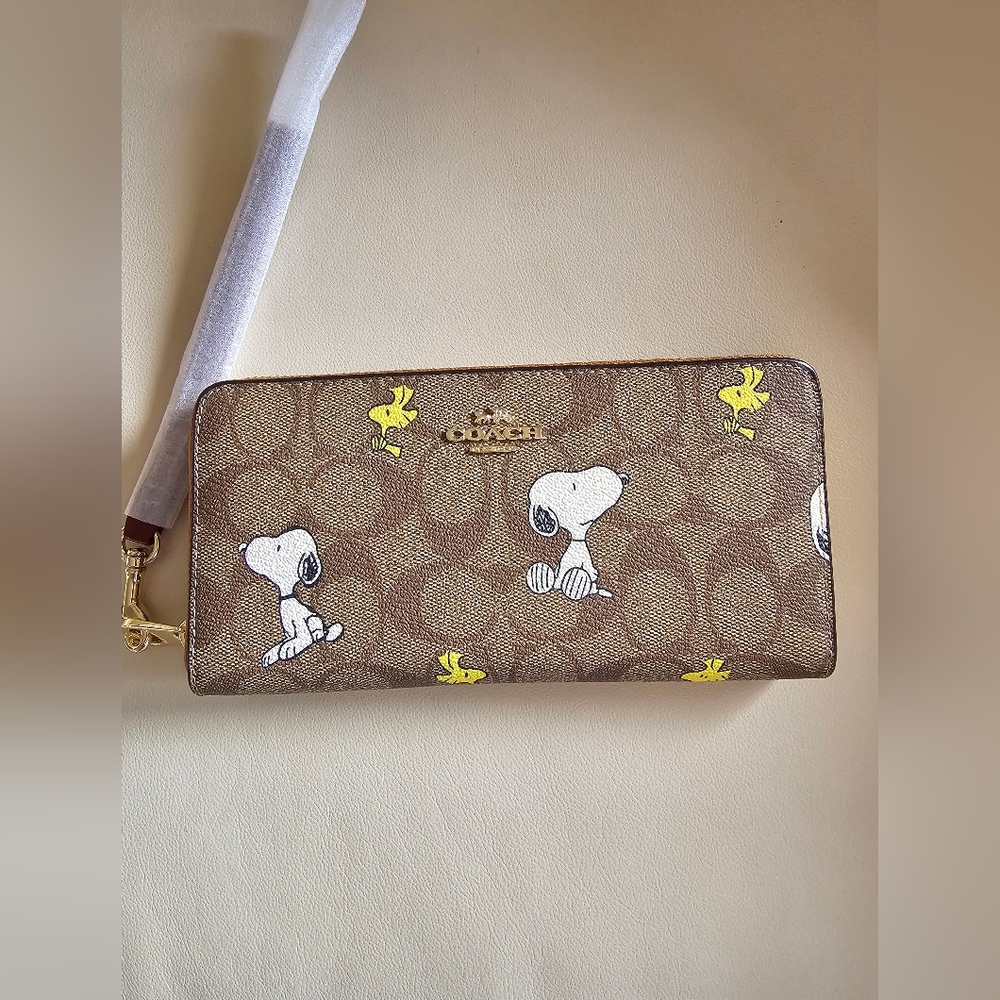 COACH X PEANUTS SNOOPY LIMITED EDITION WALLET/WRISTLET